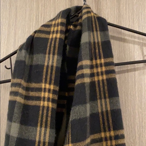 ❗️BOGO❗️Plaid Scarf - Picture 2 of 4